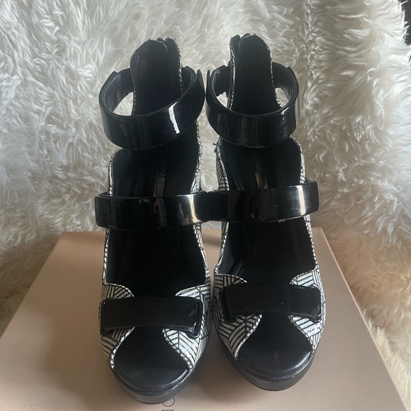 BCBGeneration Size 8 5in heels Color White/Black - Picture 2 of 4